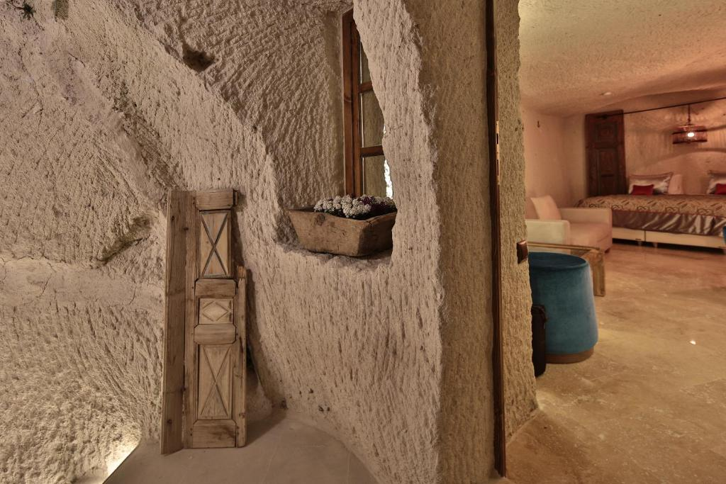 Private entrance looking into the Deluxe King Suite at The Owl Cave Hotel, a bookable cave suite in Göreme